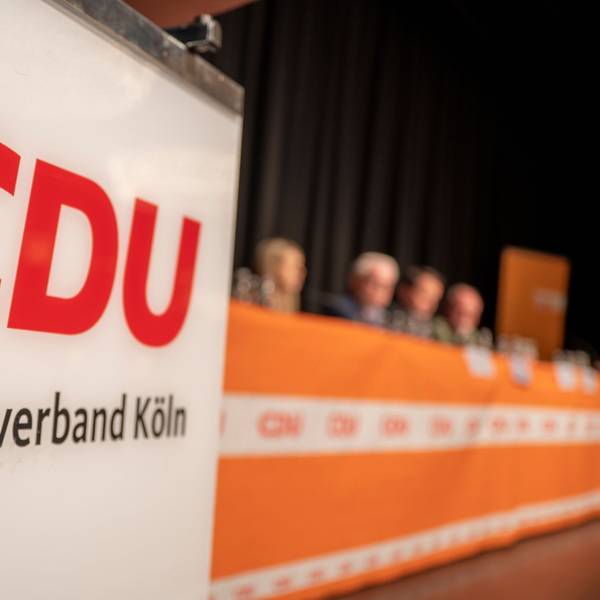 Ein CDU-Schild auf einem Parteitag