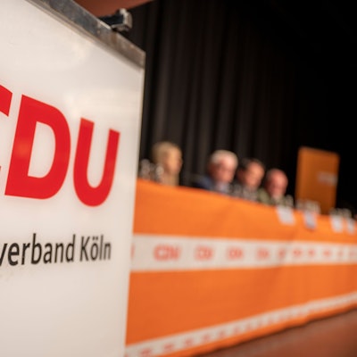 Ein CDU-Schild auf einem Parteitag