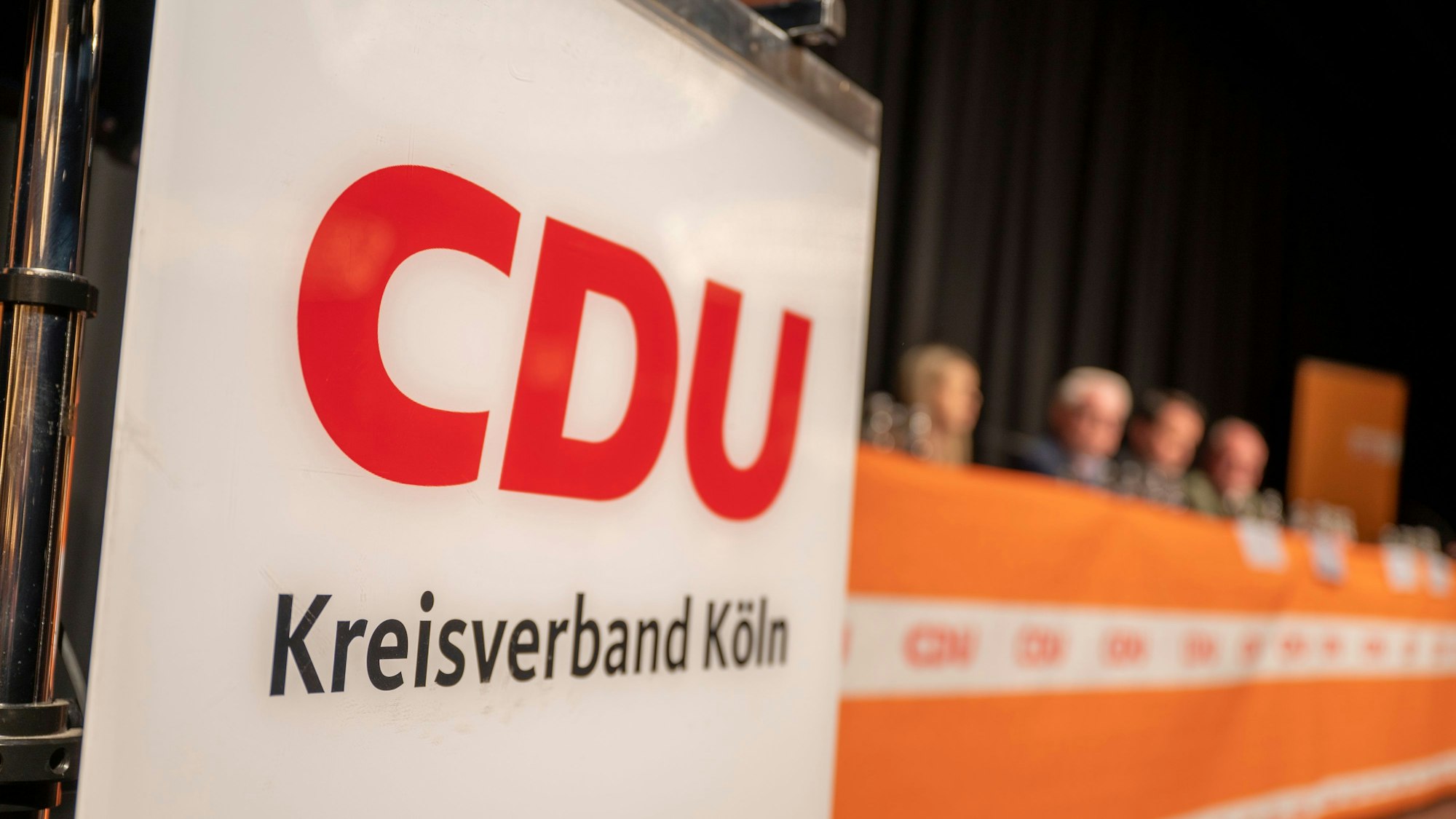 Ein CDU-Schild auf einem Parteitag