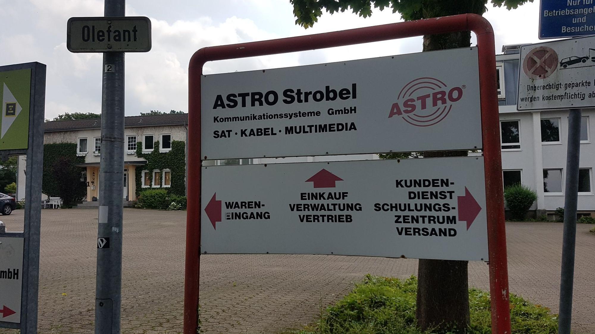 Ein Schild mit der Aufschrift Astro Strobel steht auf dem Gelände des Unternehmens.