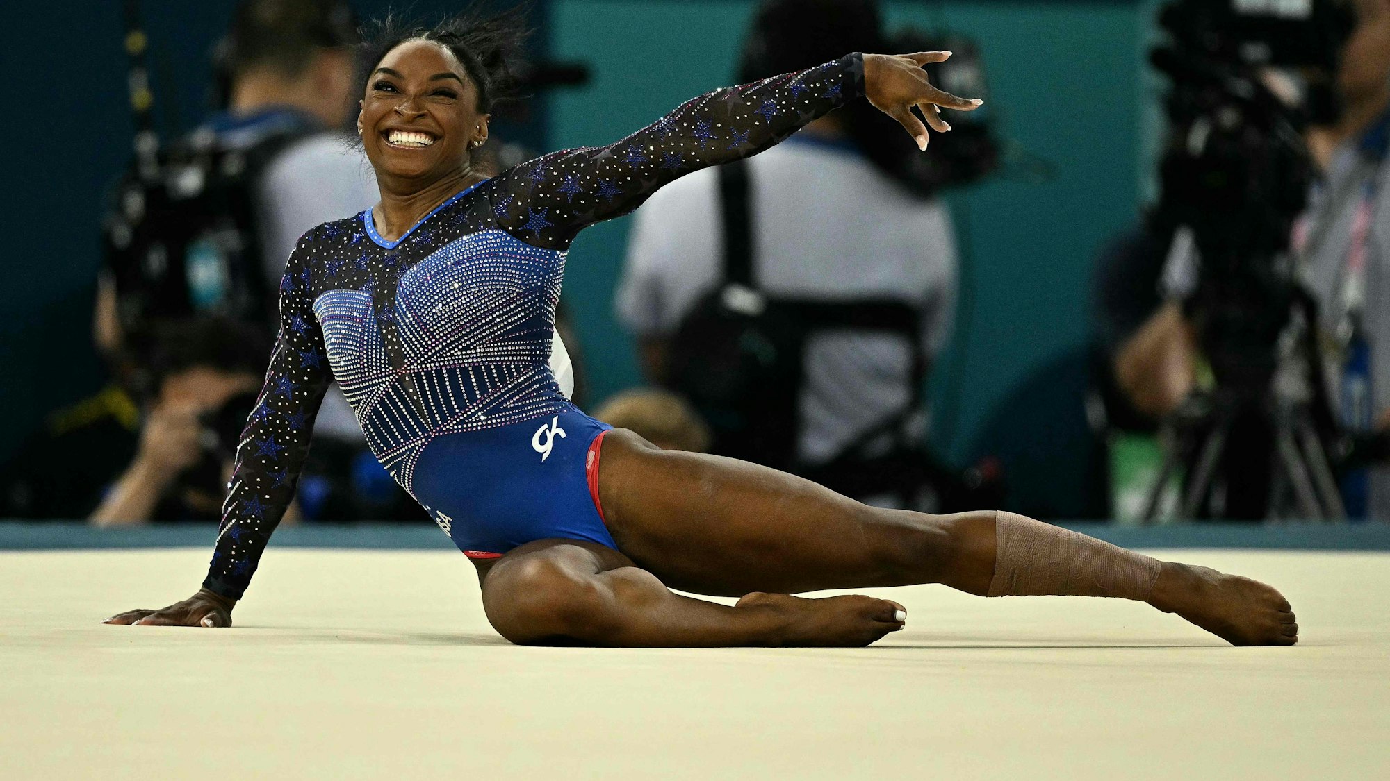 Simone Biles strahlt nach ihrem Auftritt, der ihr Gold bringt.