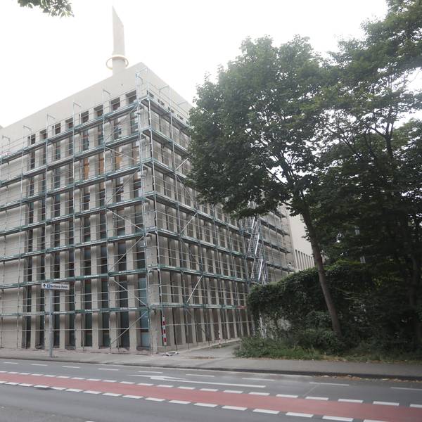 Die Zentralmoschee in Ehrenfeld ist teilweise eingerüstet.