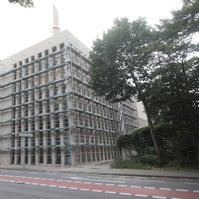 Die Zentralmoschee in Ehrenfeld ist teilweise eingerüstet.