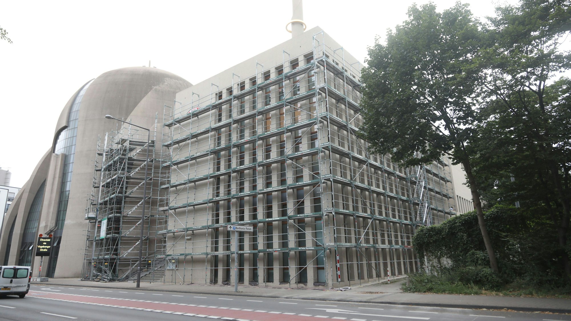 Die Zentralmoschee in Ehrenfeld ist teilweise eingezäunt.