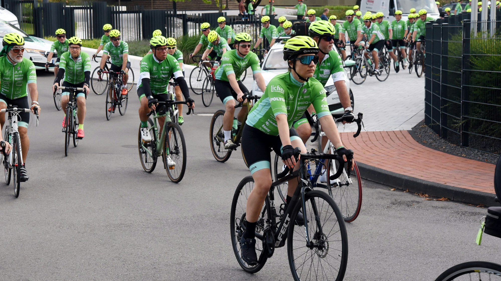 Start der Tour der Hoffnung für krebskranke Kinder am Gelände des Unternehmens Sarstedt in Nümbrecht.