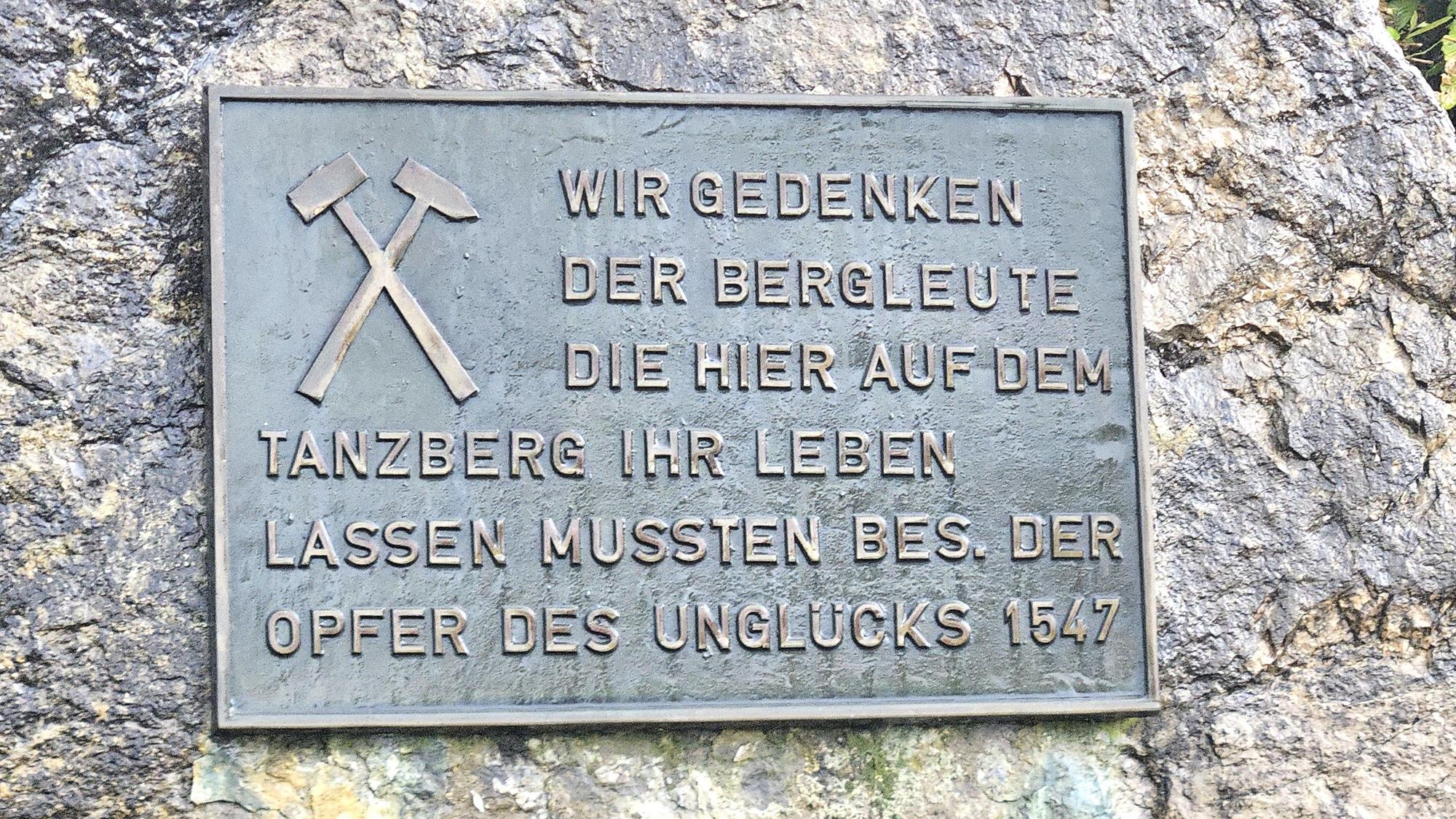 Blick auf die Tafel, die an das Unglück erinnert.