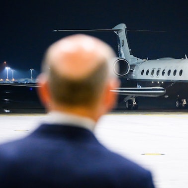 Bundeskanzler Olaf Scholz (SPD) empfängt in Köln die Freigelassenen. Nach dem Deal mit Russland wird scharfe Kritik am Kanzler von Töchtern der im Iran inhaftierten Deutschen laut.