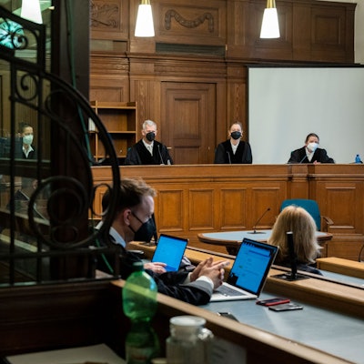 Im Berliner Tiergarten hat Vadim Krasikow einen Georgier tschetschenischer Abstammung erschossen. Er wurde ein Deutschland zu lebenslanger Haft verurteilt. Das Bild zeigt eine Aufnahme aus dem Gerichtsprozess.dpa