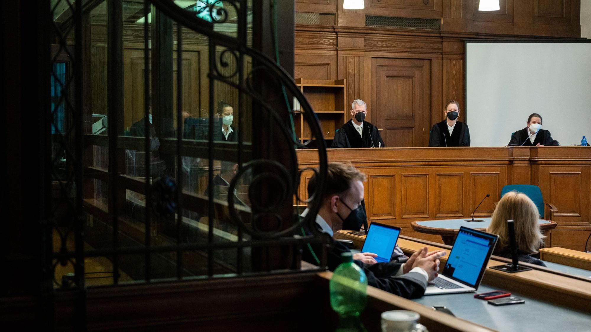 Im Berliner Tiergarten hat Vadim Krasikow einen Georgier tschetschenischer Abstammung erschossen. Er wurde ein Deutschland zu lebenslanger Haft verurteilt. Das Bild zeigt eine Aufnahme aus dem Gerichtsprozess.dpa