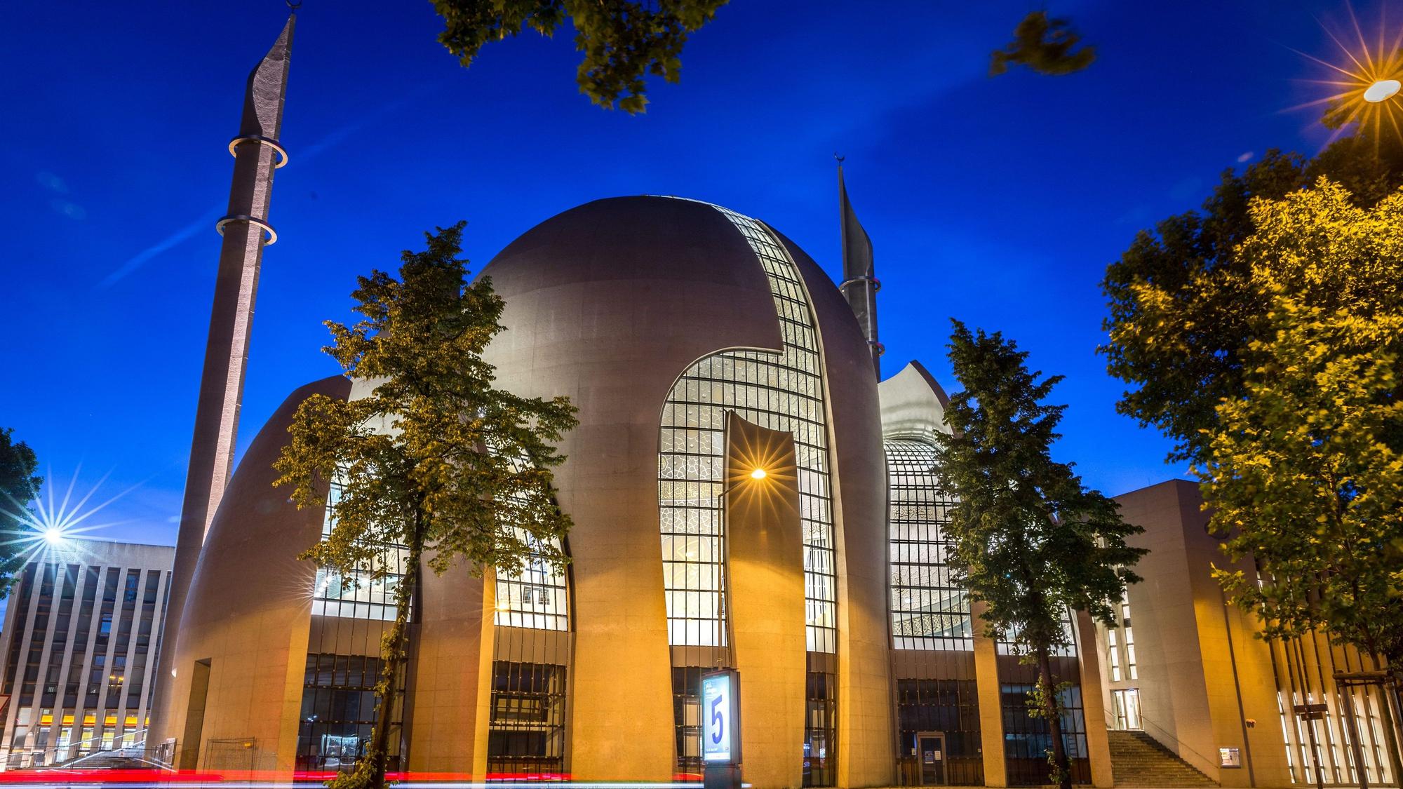 Die beleuchtete DITIB-Zentralmoschee.