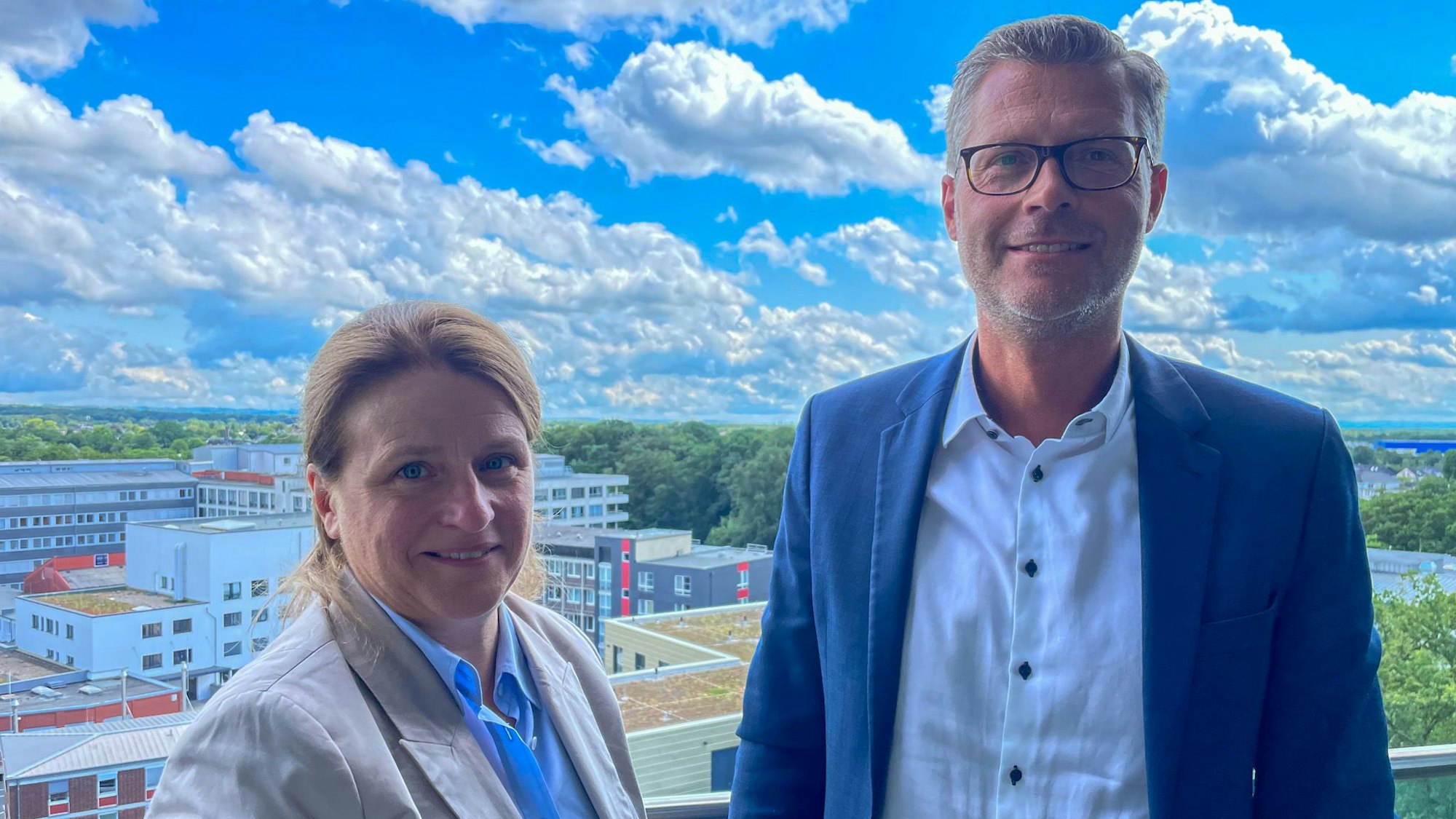 Dr. Anja Mitrenga-Theusinger, medizinische Geschäftsführerin, und André Schumann, kaufmännischer Geschäftsführer.