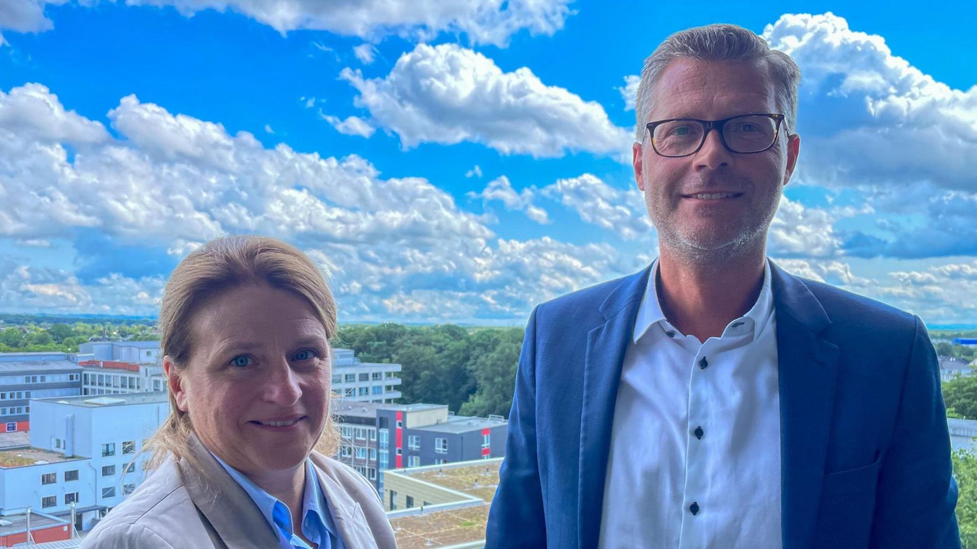 Dr. Anja Mitrenga-Theusinger, medizinische Geschäftsführerin, und André Schumann, kaufmännischer Geschäftsführer.