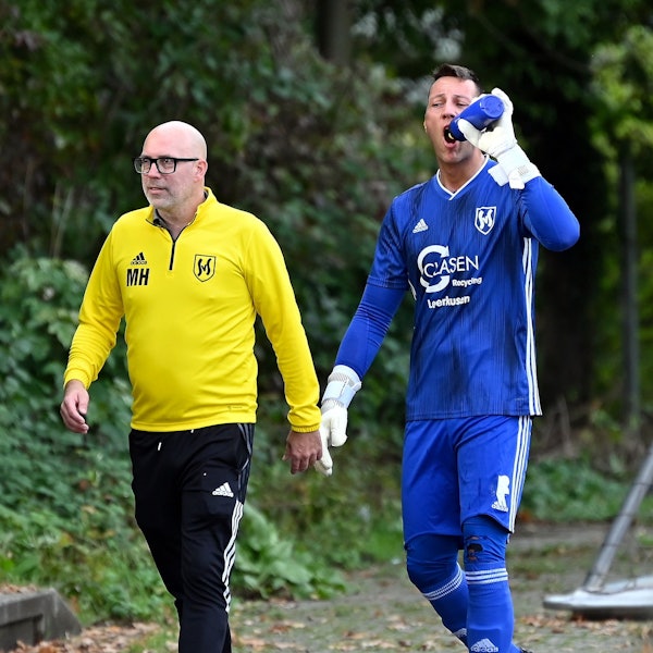 02.10.2022,- Fussball-SV Schlebusch - Bonn Endenich
links: TR: Markus Hilmer (Schlebusch)
rechts: TW: Justin Stauner (Schlebusch)
Foto: Uli Herhaus