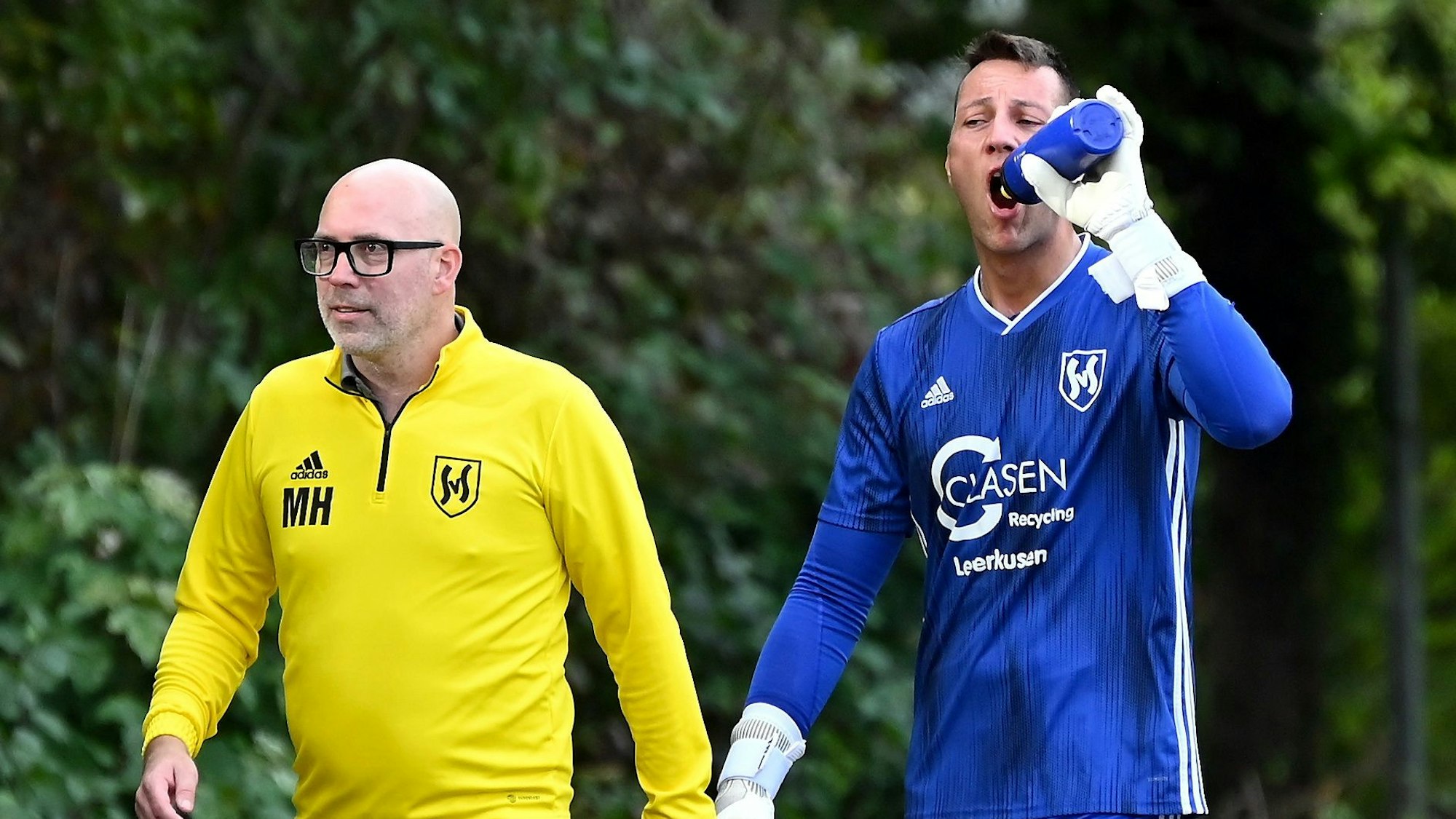 02.10.2022,- Fussball-SV Schlebusch - Bonn Endenich
links: TR: Markus Hilmer (Schlebusch)
rechts: TW: Justin Stauner (Schlebusch)
Foto: Uli Herhaus