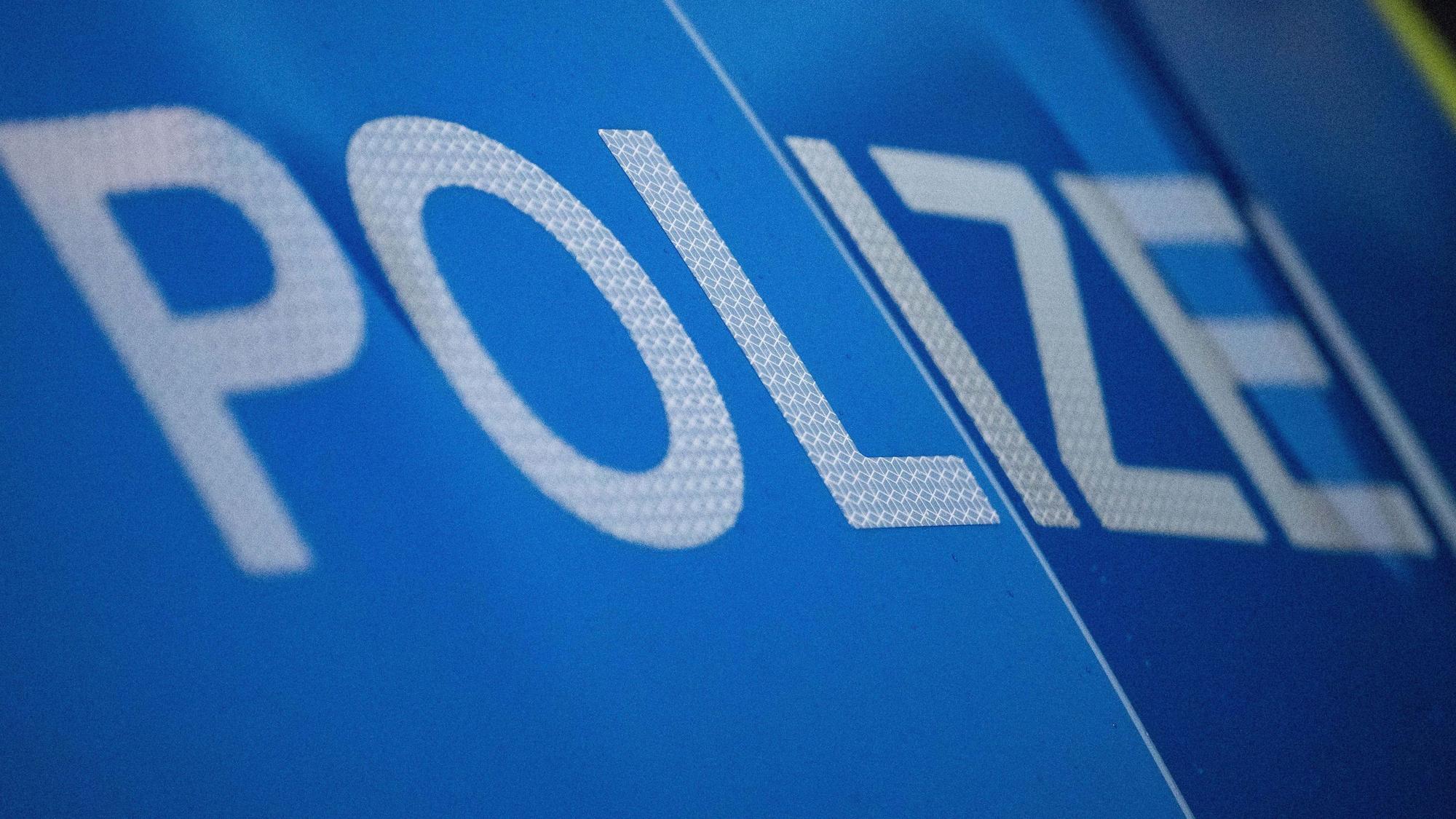 Ein Polizeischriftzug.