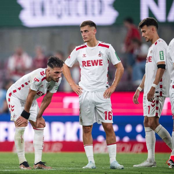 Die Spieler des 1. FC Köln stehen nach der Auftaktniederlage gegen den HSV mit leeren Händen da.