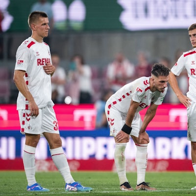 Die Spieler des 1. FC Köln stehen nach der Auftaktniederlage gegen den HSV mit leeren Händen da.