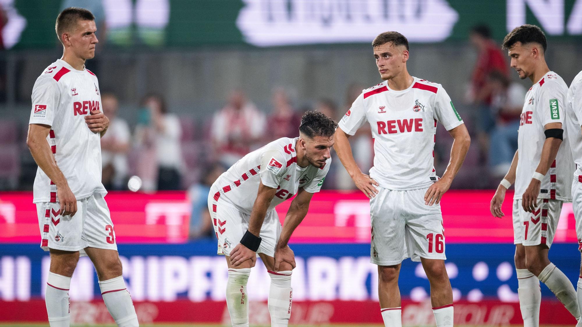 Die Spieler des 1. FC Köln stehen nach der Auftaktniederlage gegen den HSV mit leeren Händen da.