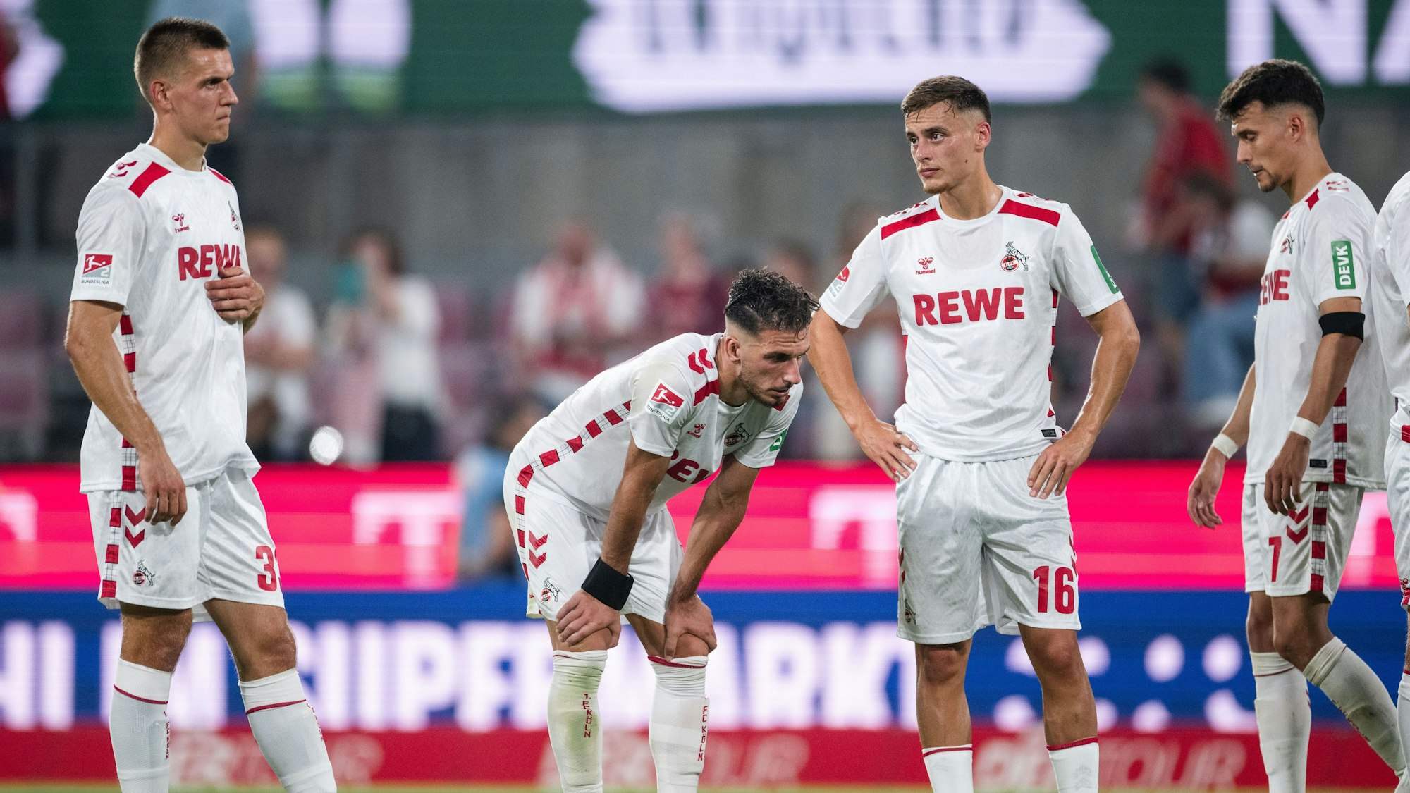 Die Spieler des 1. FC Köln stehen nach der Auftaktniederlage gegen den HSV mit leeren Händen da.