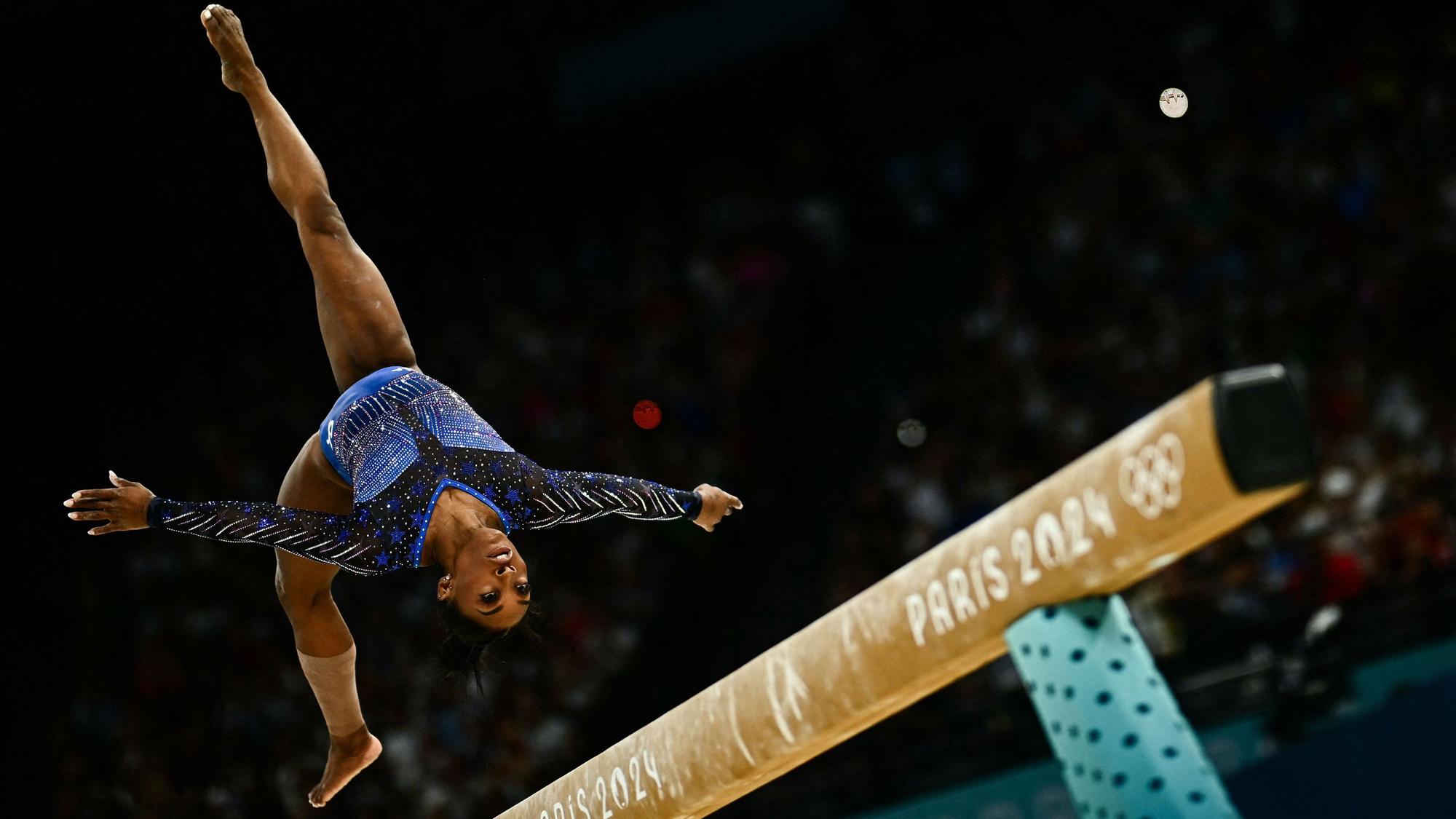 Simone Biles beim Mehrkampf am Donnerstag. Am Ende des Wettkampfs hielt sie Gold in den Händen.