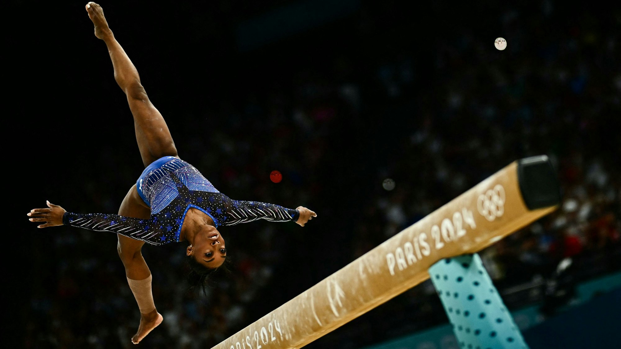 Simone Biles beim Mehrkampf am Donnerstag. Am Ende des Wettkampfs hielt sie Gold in den Händen.