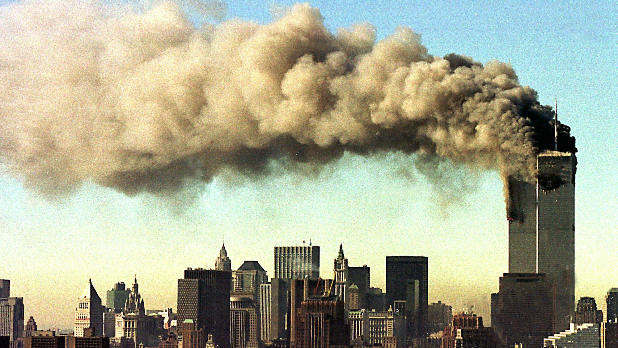 Die Türme des World Trade Center brennen am 11. September 2001 in New York. Später fielen beide zusammen.