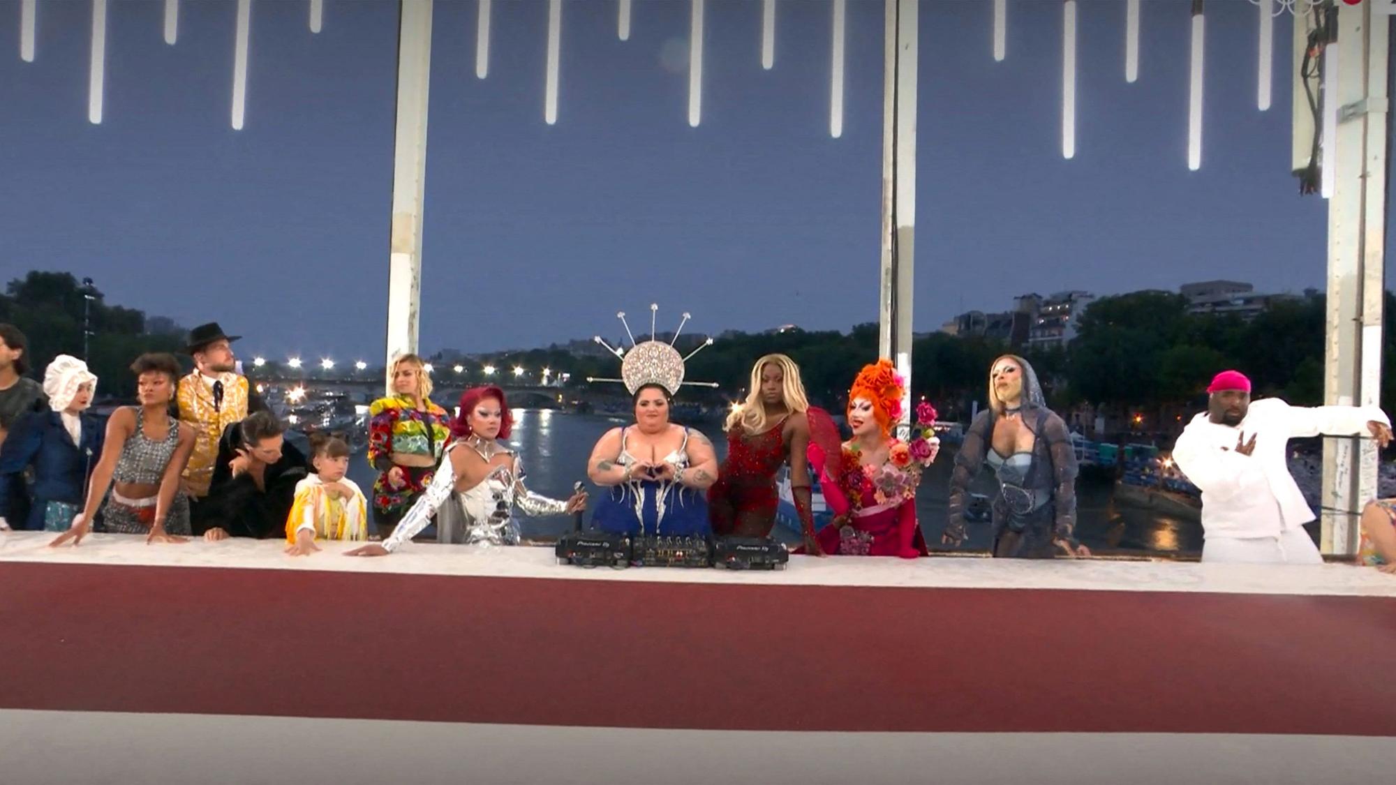 Bei der Eröffnungsfeier am 26. Juli hatten Dragqueens mit Tänzern und Performern auf einer Brücke über der Seine eine an das letzte Abendmahl Christi mit seinen Jüngern erinnernde Szene dargestellt