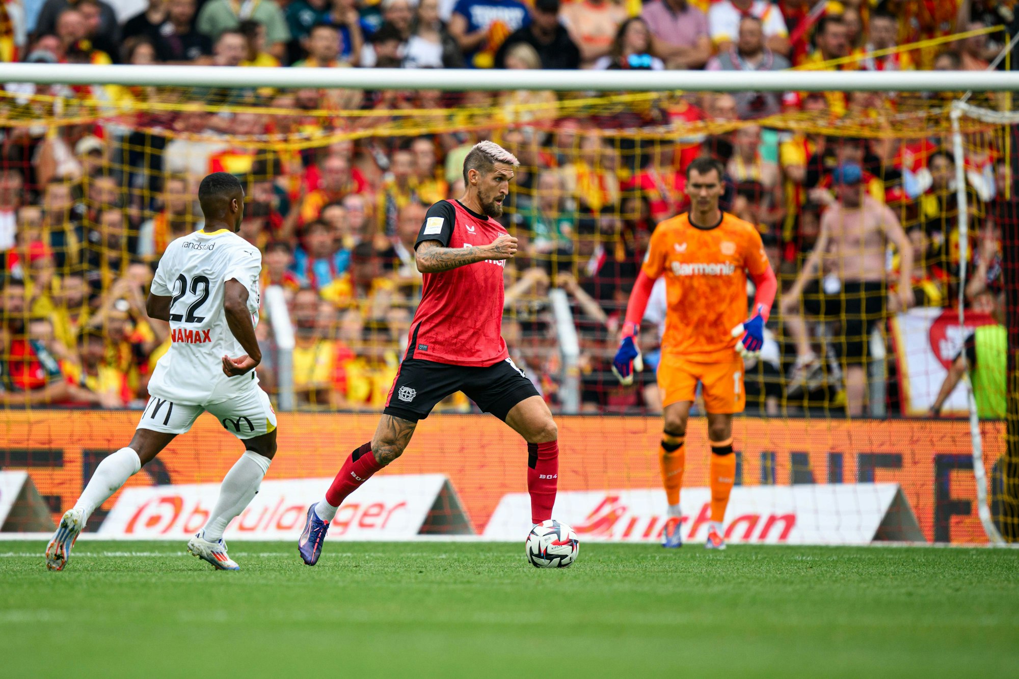 Robert Andrich führte Bayer 04 als Kapitän aufs Feld in Lens.