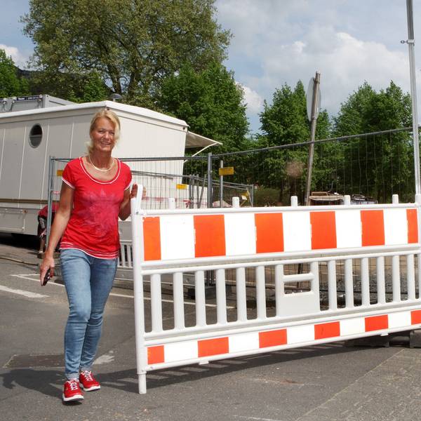 Ute Unrau vom Ordnungsamt schließt die Absperrung zum Parkplatz am Stadthaus.