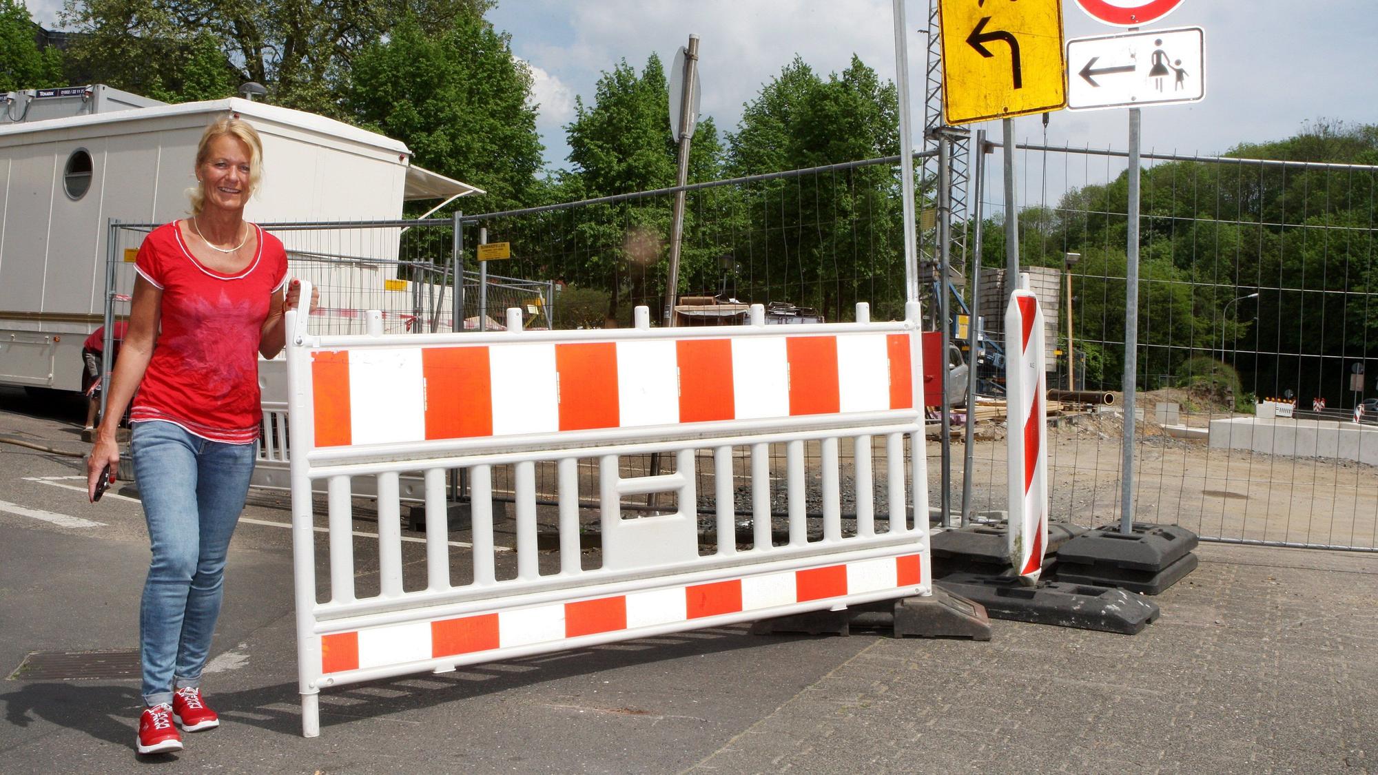 Ute Unrau vom Ordnungsamt schließt die Absperrung zum Parkplatz am Stadthaus