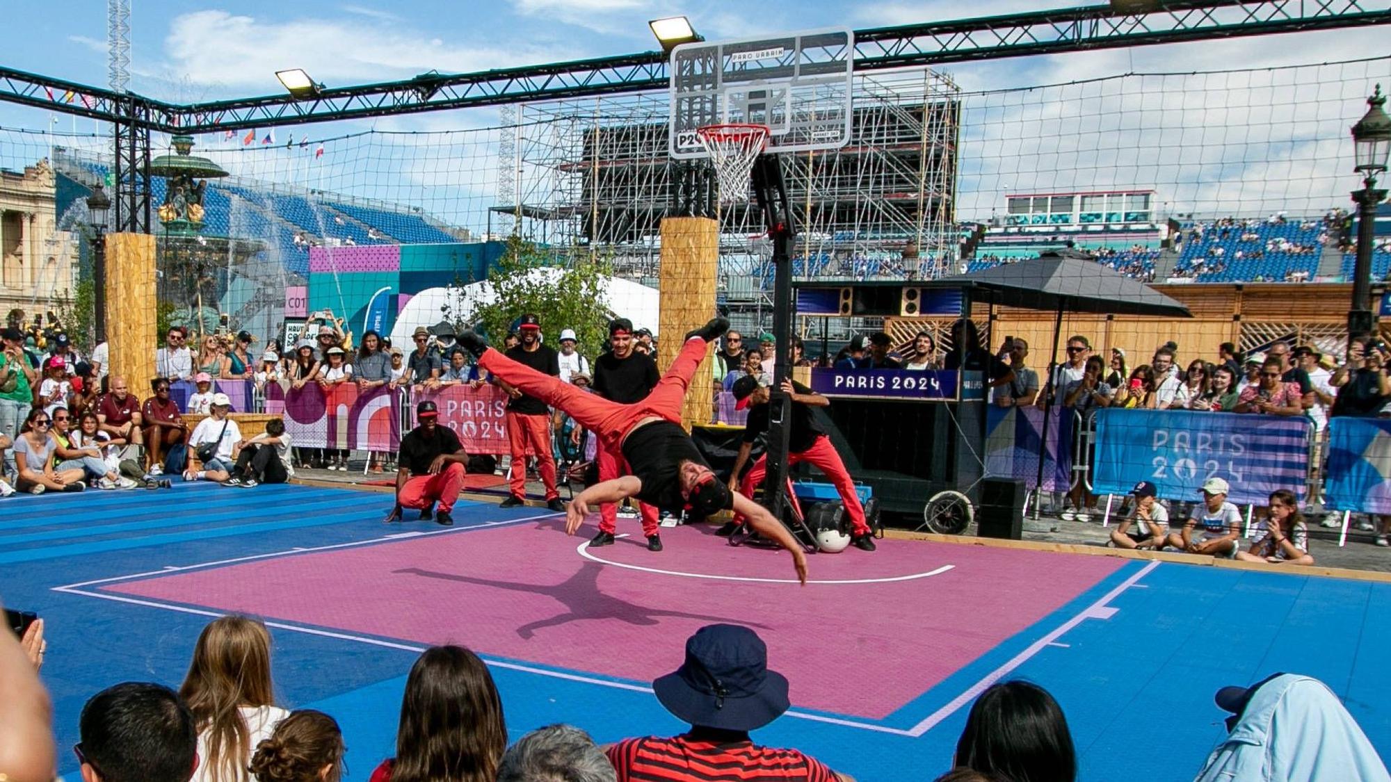 July 28, 2024, Paris, Ile de France, France: A break dancing team performs for Olympic fans at La Concorde venue during the 2024 Paris Summer Olympics. Breaking is debuting as an Olympic this summer. Paris France - ZUMAa19_ 20240728_oly_a19_020 Copyright: xAngelxAdamsx