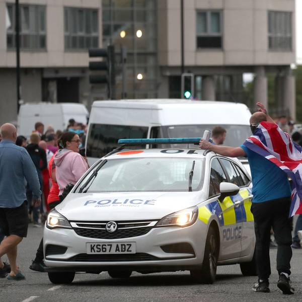 Menschen protestieren im Stadtzentrum von Sunderland nach den Messerattacken vom Montag in Southport, bei denen drei kleine Kinder getötet wurden.