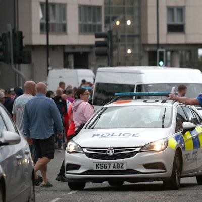 Menschen protestieren im Stadtzentrum von Sunderland nach den Messerattacken vom Montag in Southport, bei denen drei kleine Kinder getötet wurden.