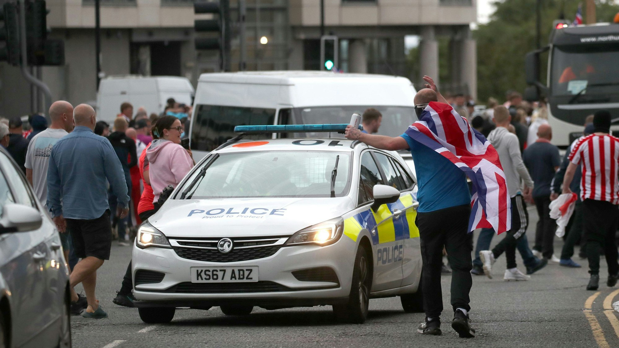 Menschen protestieren im Stadtzentrum von Sunderland nach den Messerattacken vom Montag in Southport, bei denen drei kleine Kinder getötet wurden.