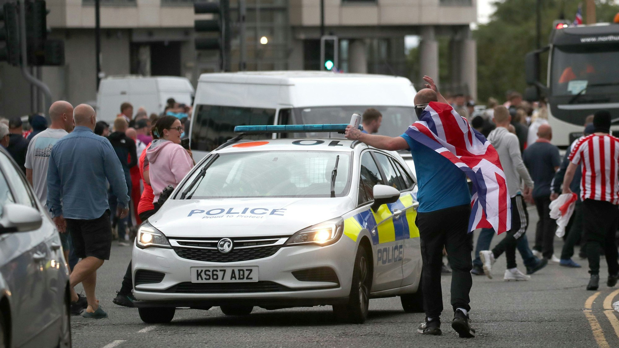 Menschen protestieren im Stadtzentrum von Sunderland nach den Messerattacken vom Montag in Southport, bei denen drei kleine Kinder getötet wurden.