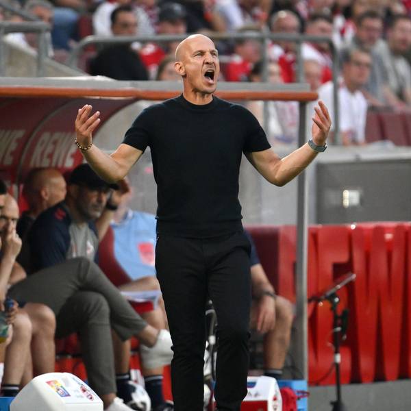 Gerhard Struber, neuer Trainer des 1. FC Köln, gibt seinen Spielern während der Zweitliga-Partie gegen den Hamburger SV lautstark Anweisungen.