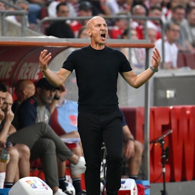 Gerhard Struber, neuer Trainer des 1. FC Köln, gibt seinen Spielern während der Zweitliga-Partie gegen den Hamburger SV lautstark Anweisungen.