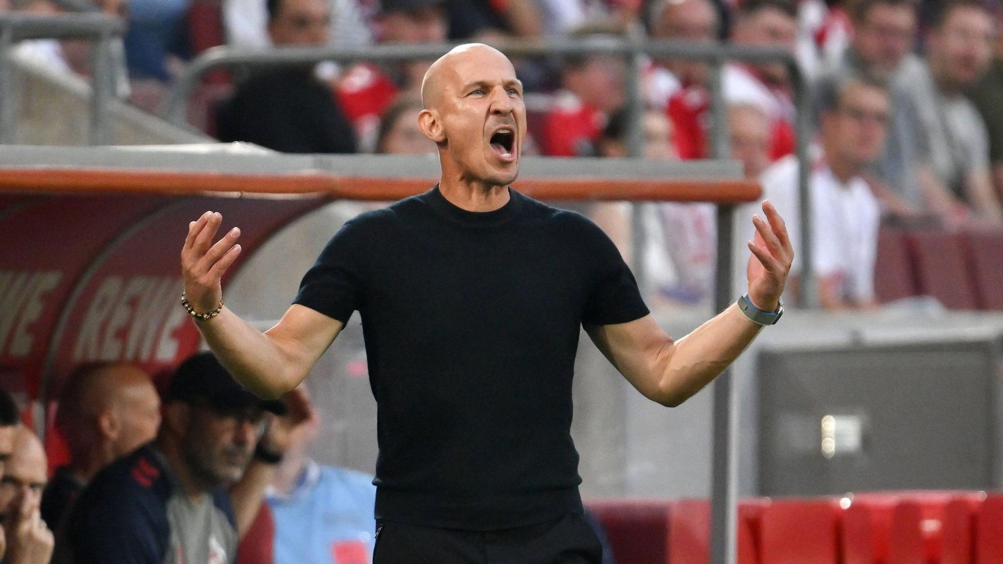 Gerhard Struber, neuer Trainer des 1. FC Köln, gibt seinen Spielern während der Zweitliga-Partie gegen den Hamburger SV lautstark Anweisungen.