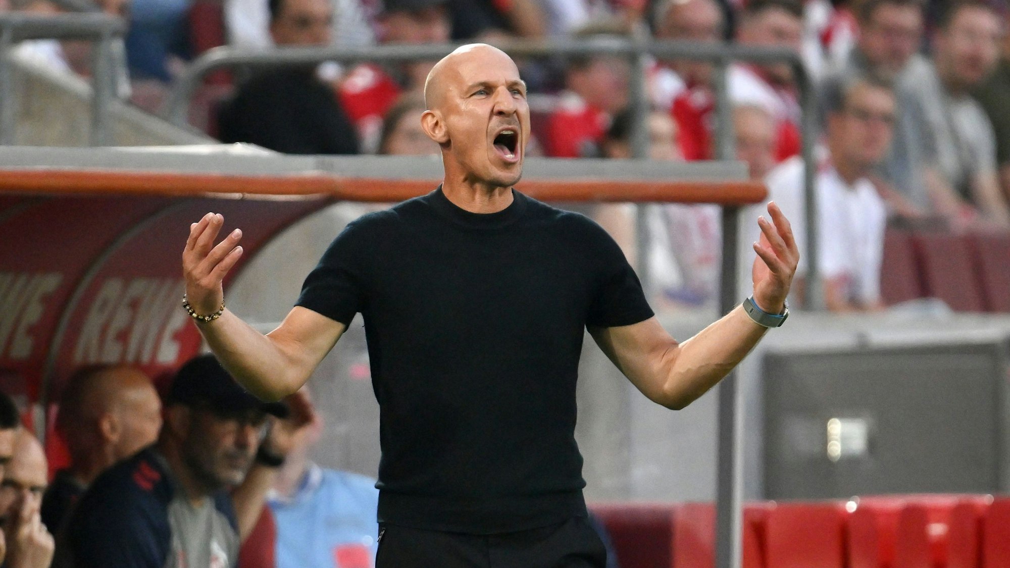 Gerhard Struber, neuer Trainer des 1. FC Köln, gibt seinen Spielern während der Zweitliga-Partie gegen den Hamburger SV lautstark Anweisungen.