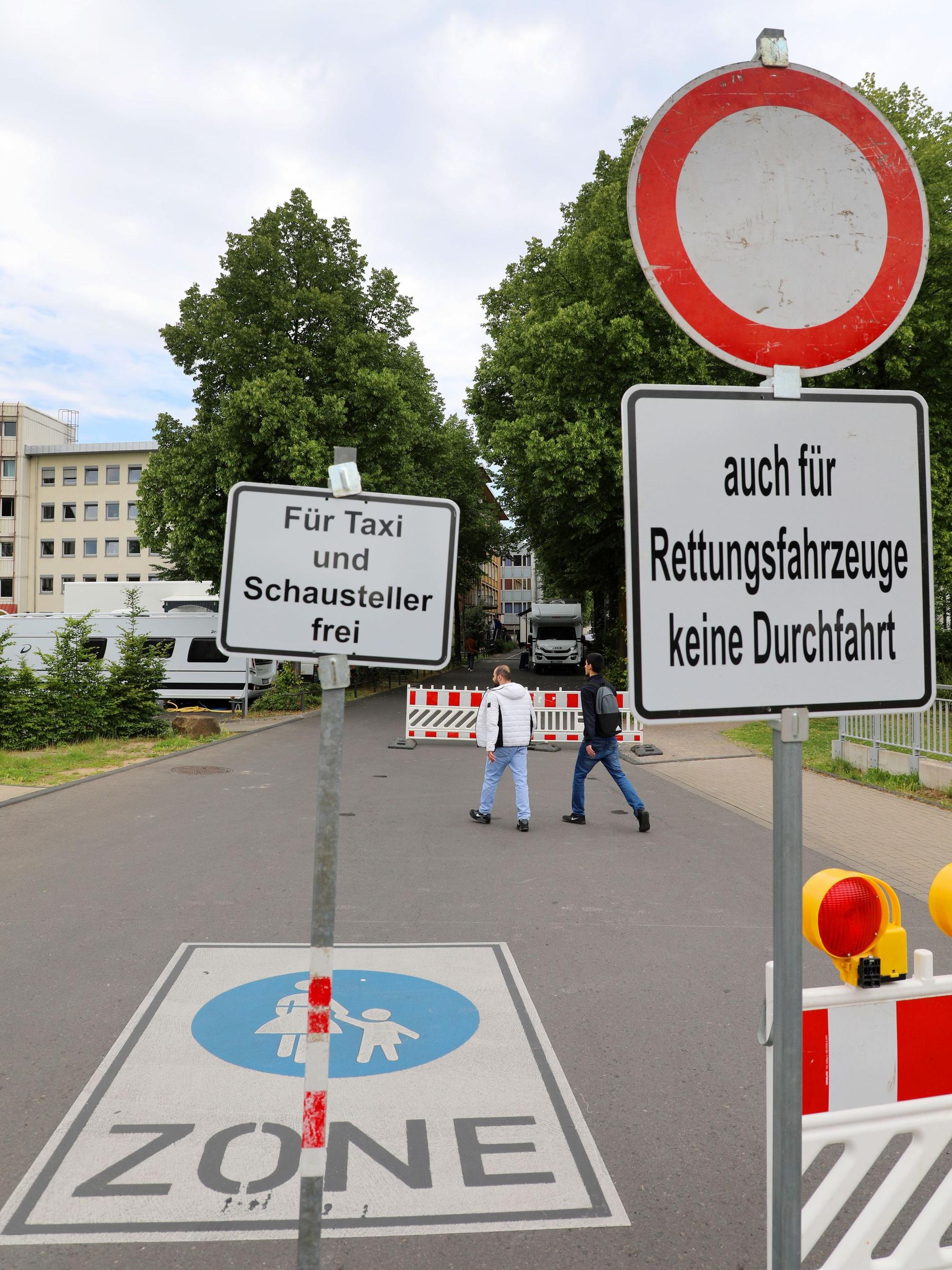Sperrschilder stehen vor der Busspur in der Bergisch Gladbacher Stadtmitte.