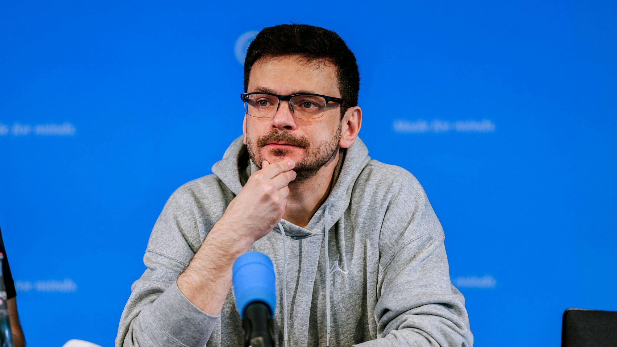 02.08.2024, Nordrhein-Westfalen, Bonn: Ilja Jaschin bei der Pressekonferenz der Stiftung gegen Korruption. Moderiert wird die Veranstaltung von Wolkow von der Stiftung gegen Korruption, die von Kremlkritiker Nawalny gegründet wurde. Foto: Christoph Reichwein/dpa +++ dpa-Bildfunk +++