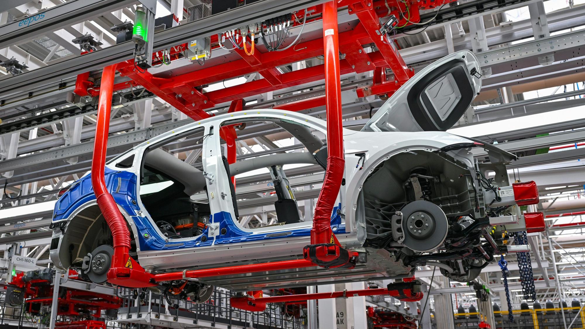 Die Produktion des Elektrofahrzeuges vom Typ Teslas Model Y in der Tesla-Gigafactory Berlin-Brandenburg.