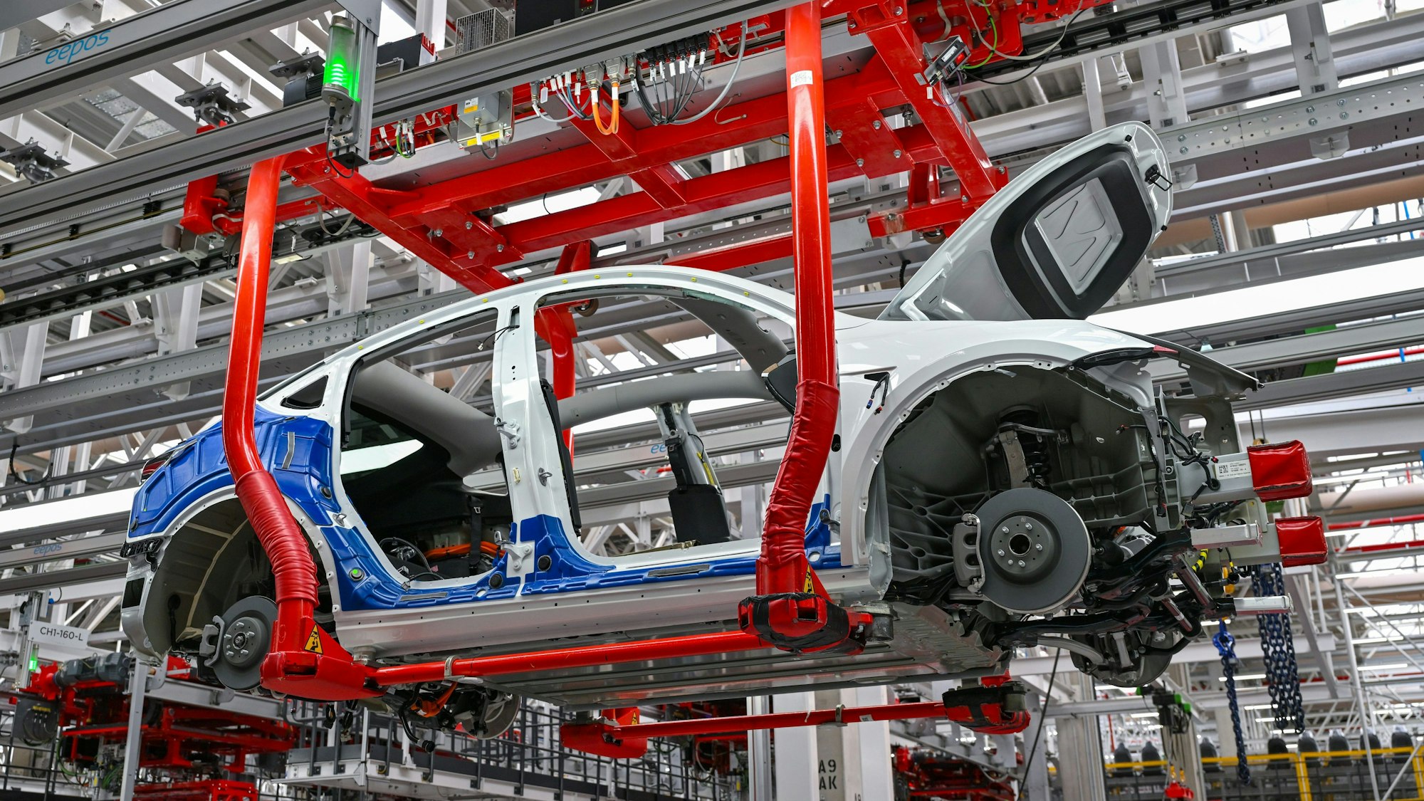 Die Produktion des Elektrofahrzeuges vom Typ Teslas Model Y in der Tesla-Gigafactory Berlin-Brandenburg.