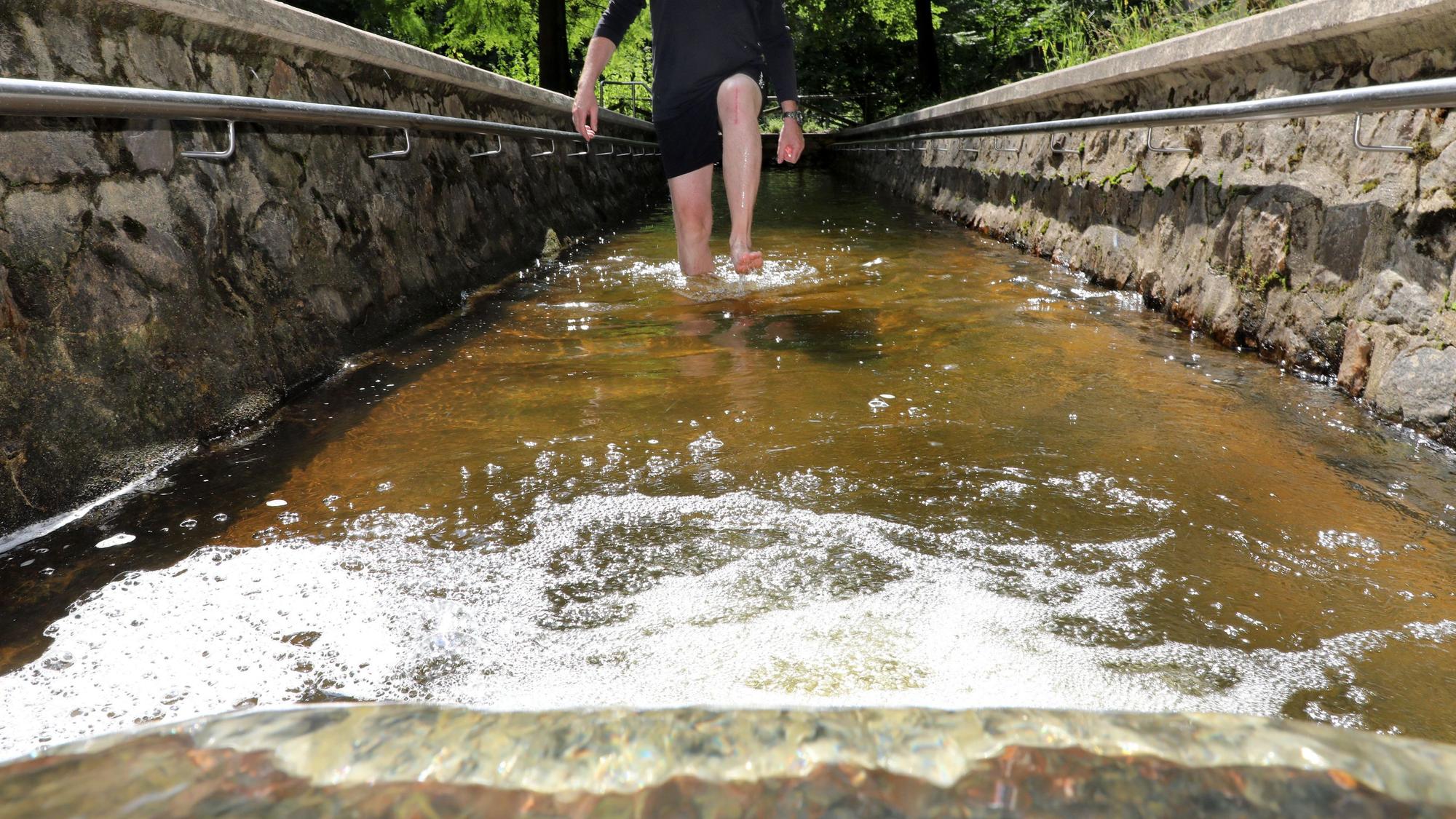 Ein Mann im Wassertretbecken.