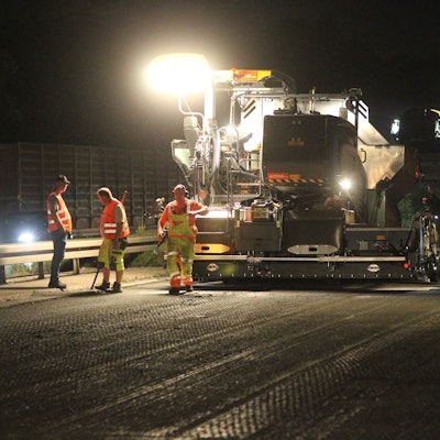Auf der Autobahn A 59 ist am zweiten Wochenende der insgesamt vier Wochenenden dauernden Fahrnbahnsanierung das Teilstück zwischen Spich und Troisdorf an der Reihe. 
Die Arbeiter sind mit der Maschine "Spray-Jet" im Einsatz.