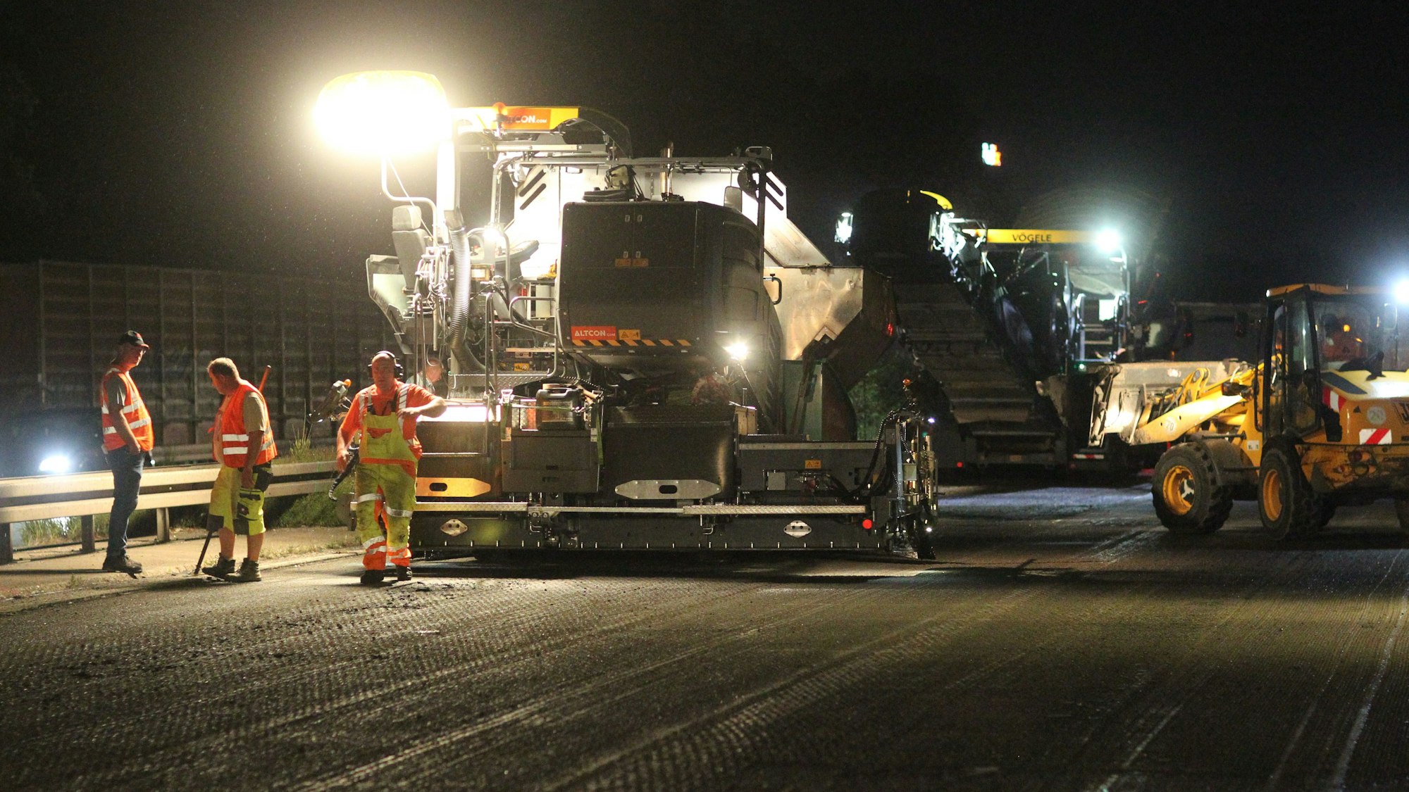 Auf der Autobahn A 59 ist am zweiten Wochenende der insgesamt vier Wochenenden dauernden Fahrnbahnsanierung das Teilstück zwischen Spich und Troisdorf an der Reihe. 
Die Arbeiter sind mit der Maschine "Spray-Jet" im Einsatz.