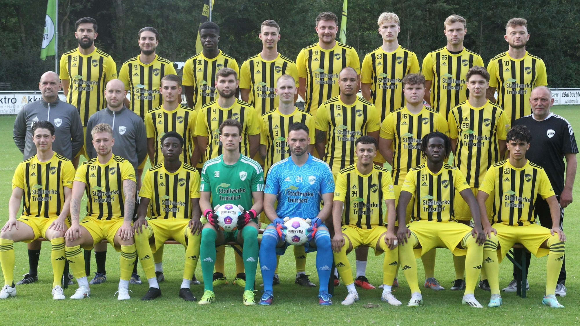 Ugur Dündar (oben, von links), Ege Sentop, Richy Massek, Jonas Degenhart, Tim Klein, Timo Heidgen, Fabian Welt, Lukas Püttmann, Trainer Michael Theuer (Mitte, von links), Co-Trainer Niclas Hoffmans, Fabian Kirst, Kevin Suchy, Nicolas Litter, Sidney Kebe, Till Wieczorek, Justus Mergner, Betreuer Raimund Suchy, Gian-Luca Todaro (unten, von links), Justin Strahler, Bandian Conde, Jonas Dierke, Dane Brüggemann, Abdellah Rabhi, Jean-Marcel Gnante und Elias Oulahyane vom 1. FC Spich.