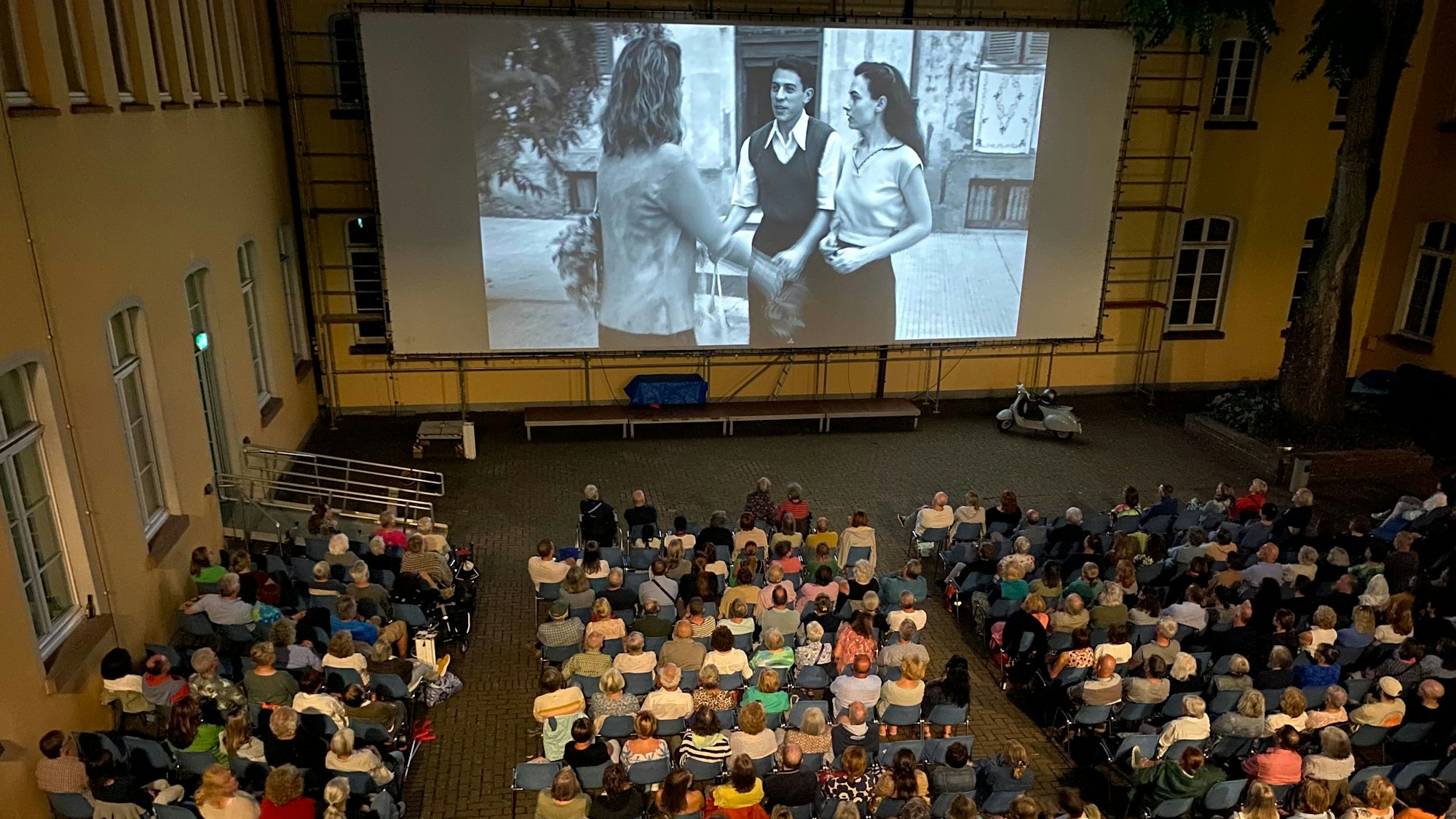 Zu sehen ist eine Aufführung des Brühler Zoom-Kinos im Rathaus-Innenhof.