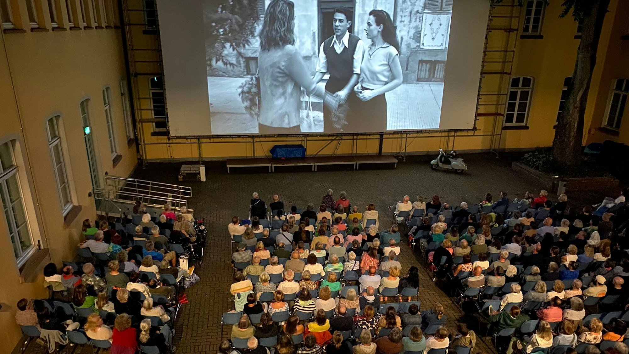 Auf dem Foto ist das Oper-Air-Kino im Innenhof des Brühler Rathauses zu sehen.