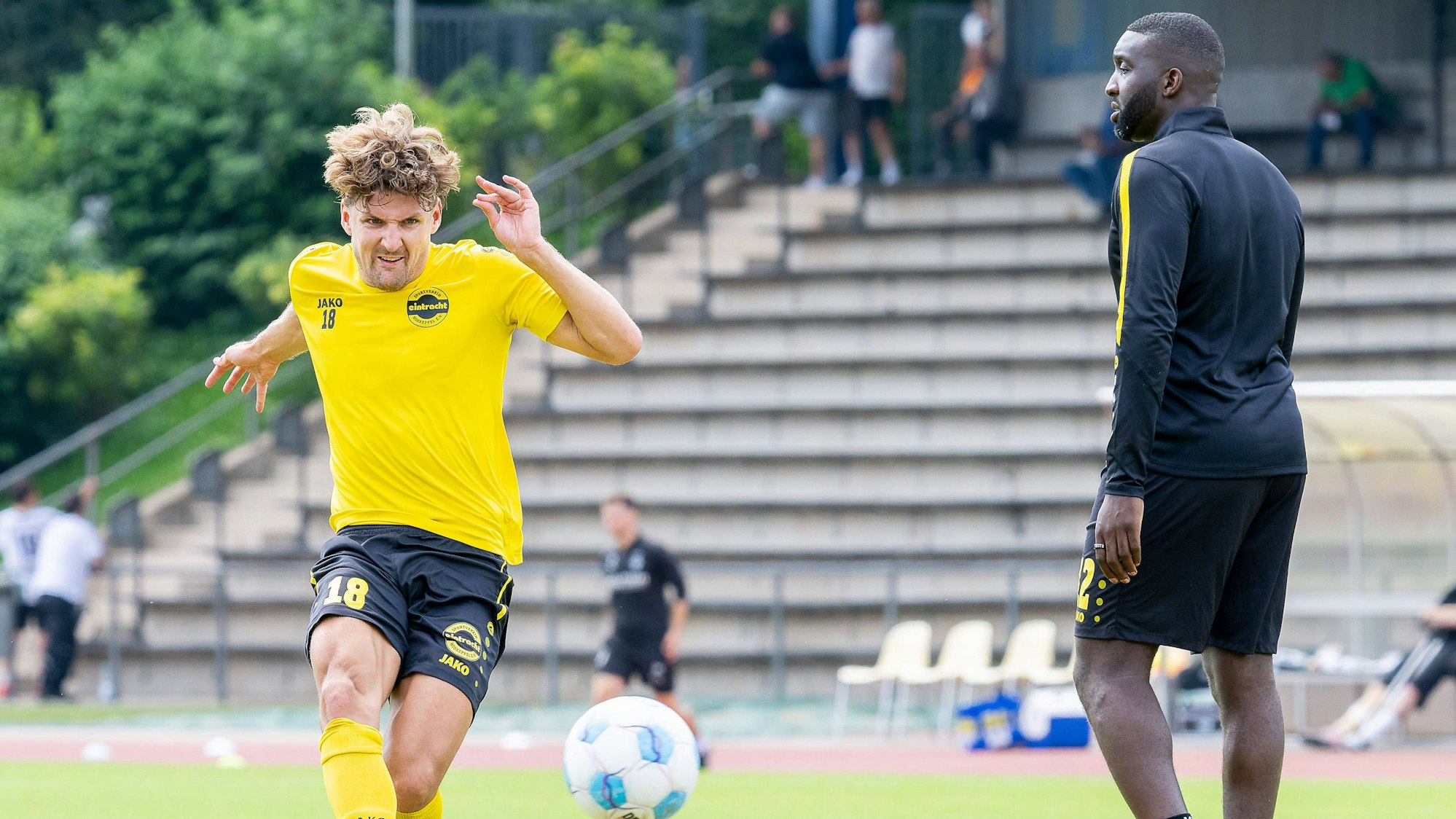 Der spätere Torschütze des 1:1 Enzo Wirtz beim Aufwärmen im Grenzlandstadion, neben ihm sein Mannschaftskollege Richard Sukuta Pasu.
